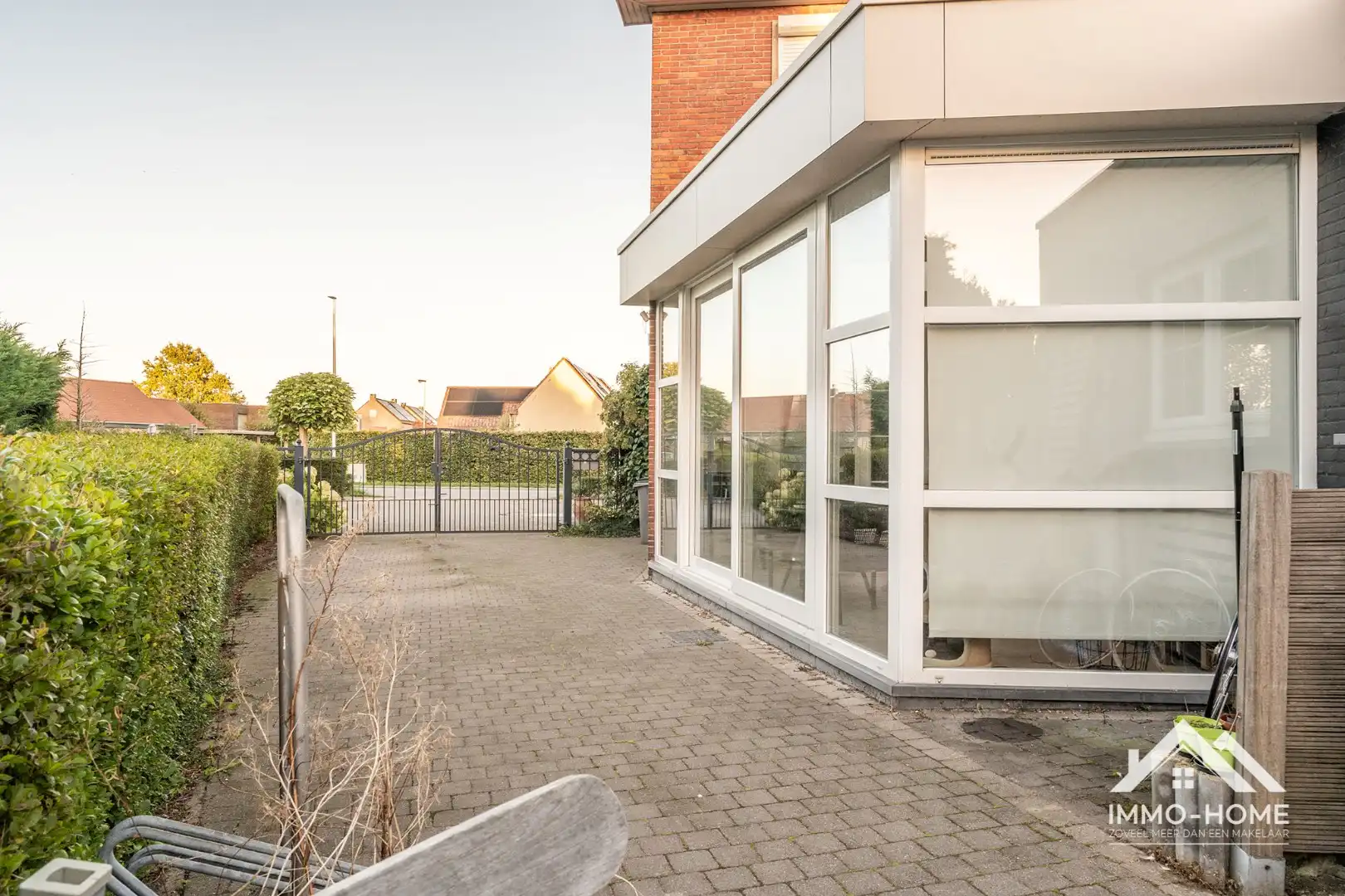 Charmante instapklare halfopen woning met ruime oprit! foto 2