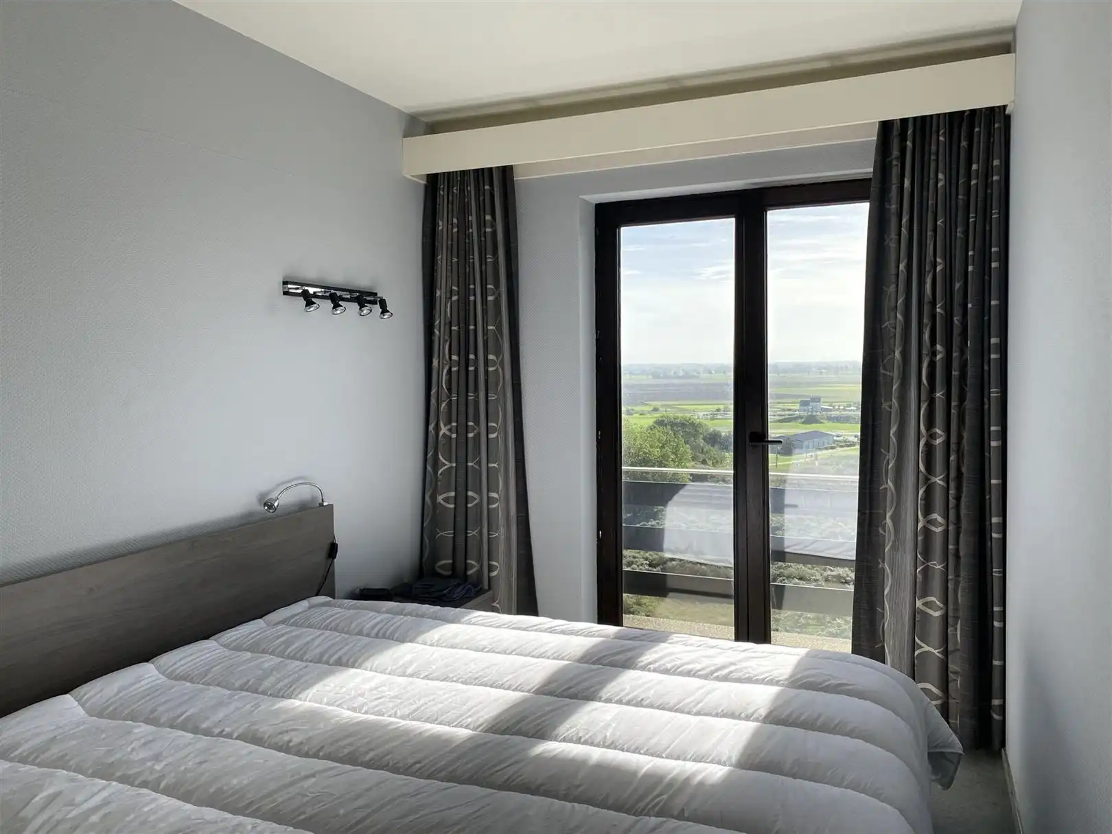Gemeubeld appartement met frontaal zeezicht foto 9