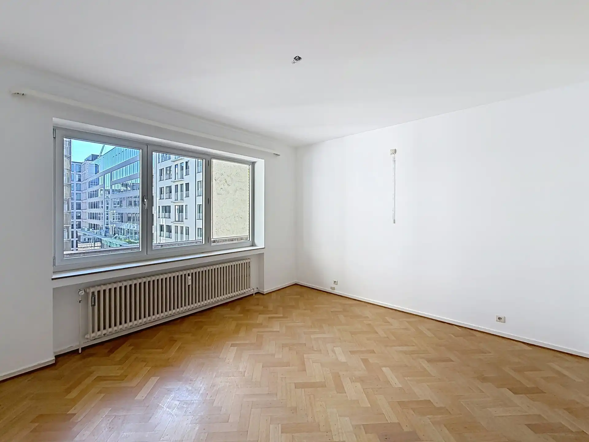 JUSTITIEPALEIS – Mooi 2-slaapkamerappartement met parking! foto 7