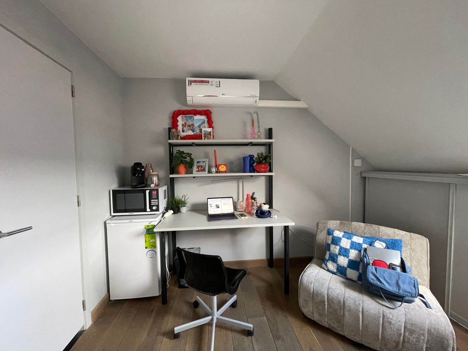 Furnished room Leuven City Center. STUDENTS ONLY foto {{pictureIndex}}