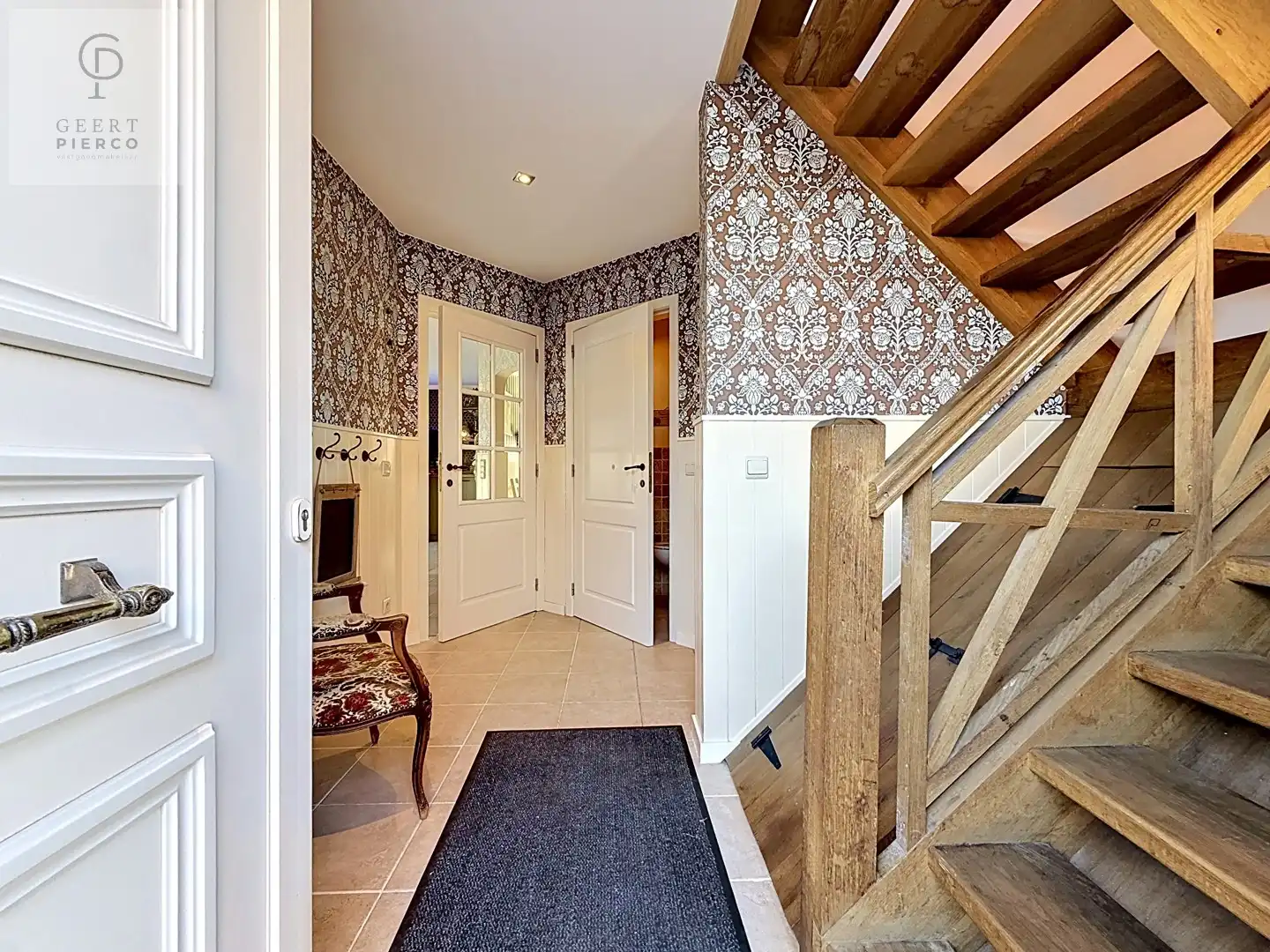 Ruime woning op mooi perceel van 10 are. foto 2