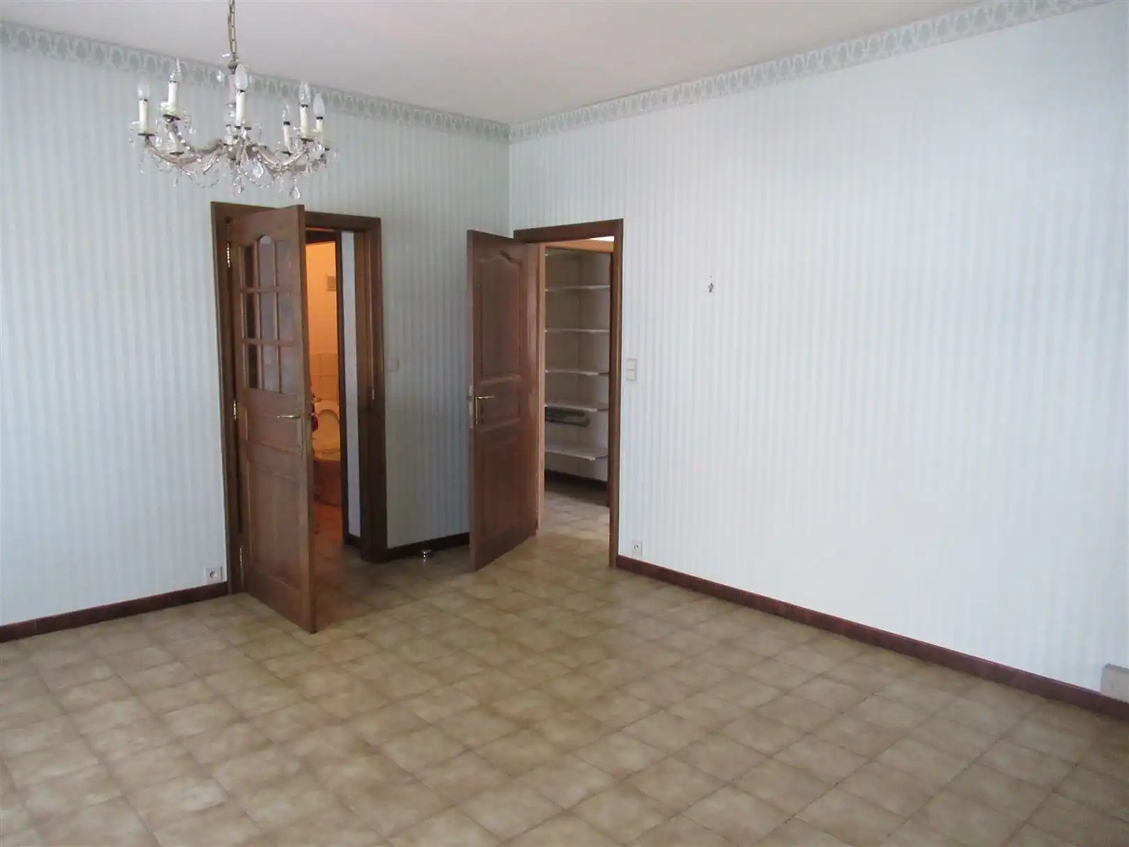 Gelijkvloers appartement met garage. foto 6