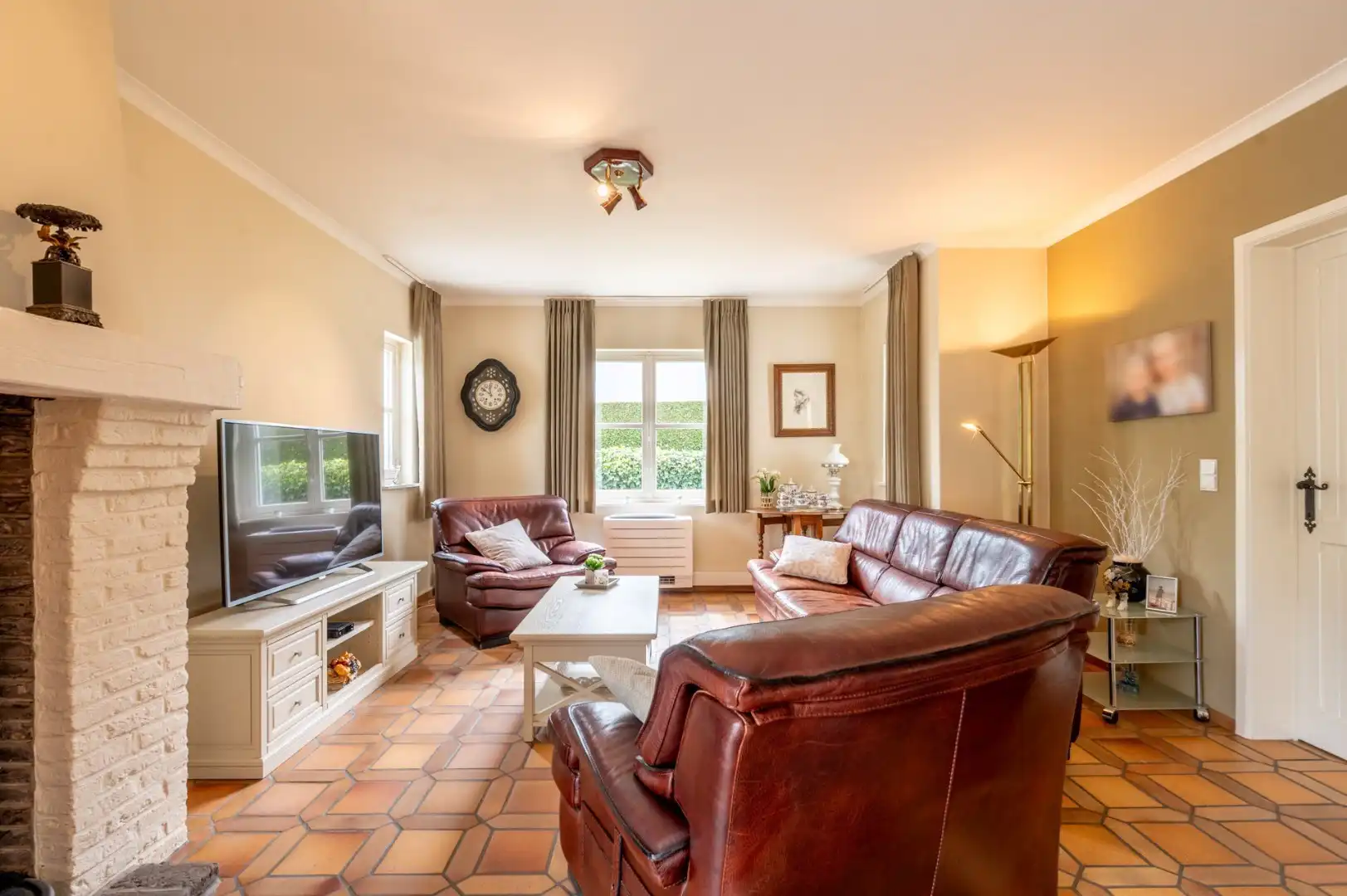 Villa met 3 kamers, 20 zonnepanelen en een dubbele garage op 800 m² foto 2