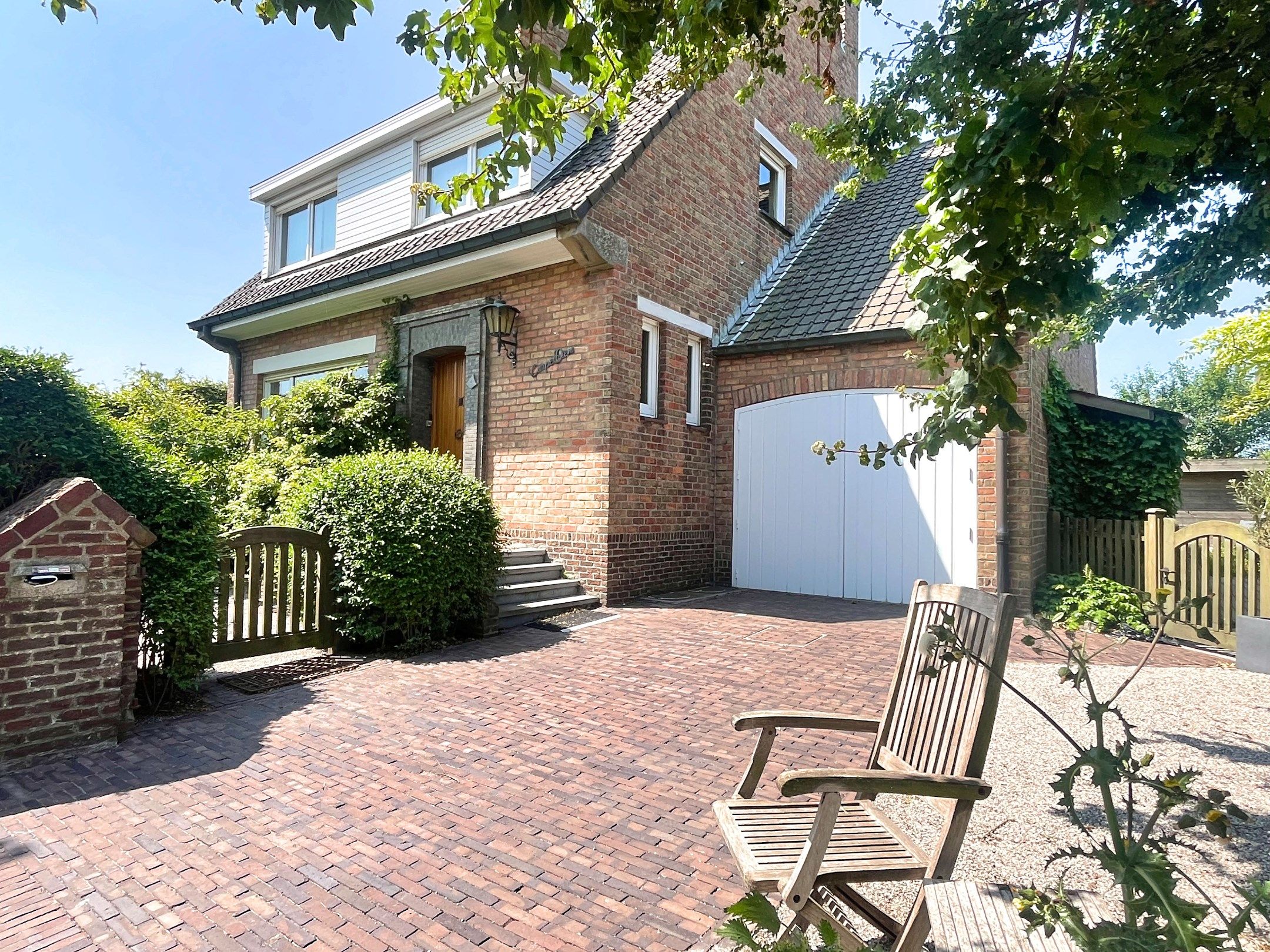 Ruime villa met schitterende tuin te Zeebrugge foto {{pictureIndex}}