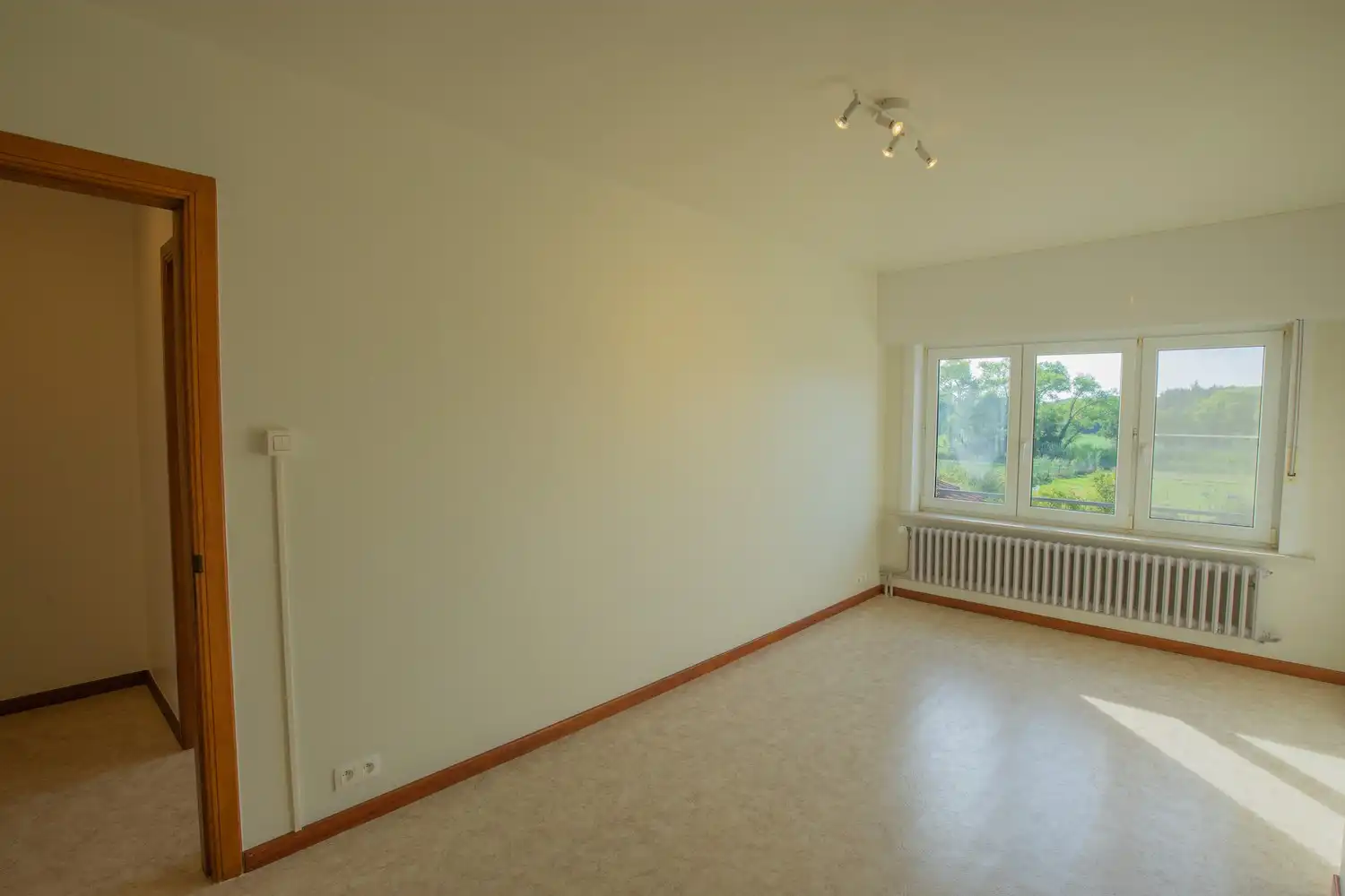 Gerenoveerde halfopen bebouwing met 3 slaapkamers, tuin en 2 autostaanplaatsen! foto 15