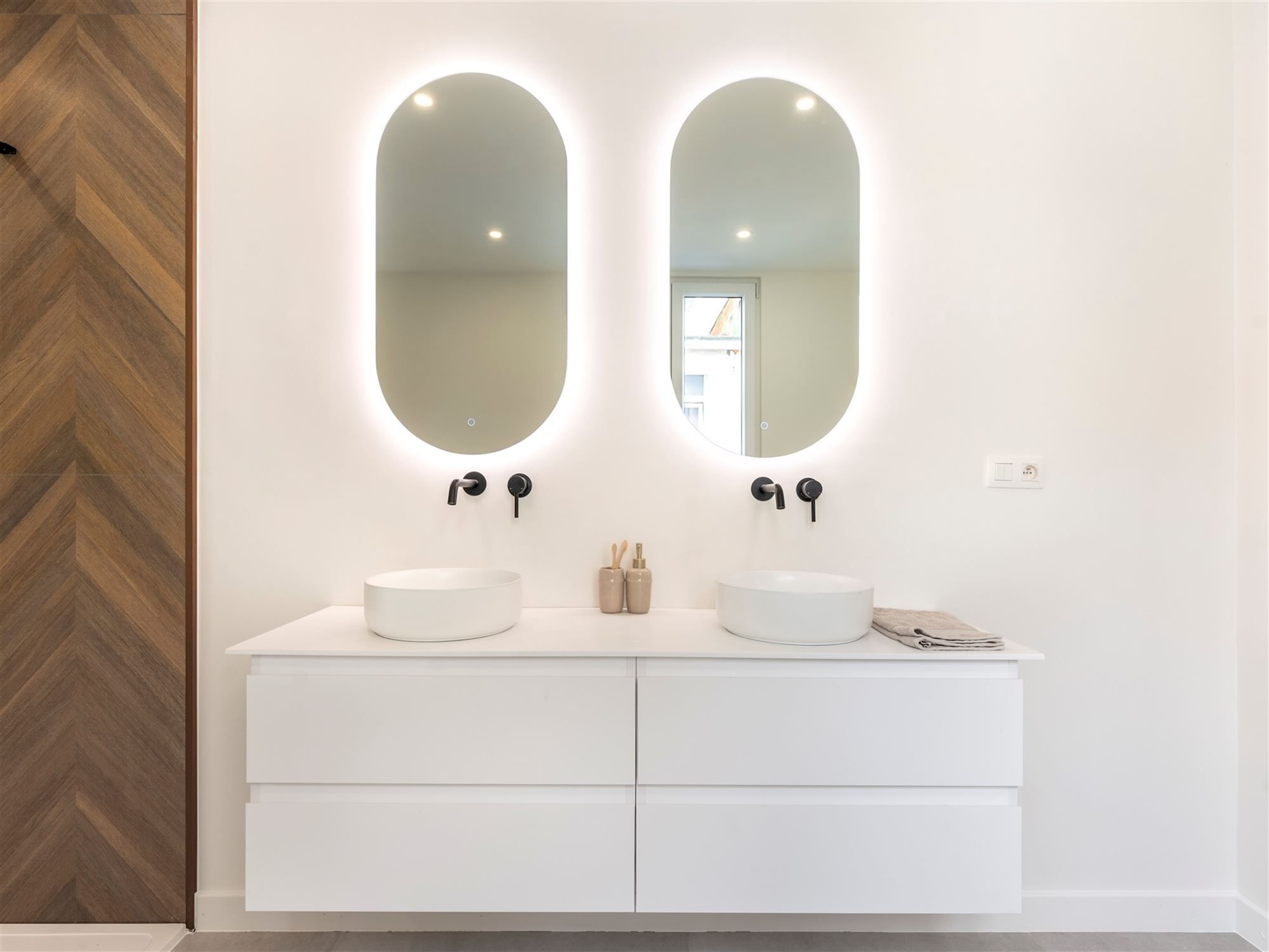 Ruime gerenoveerde woning met tuin foto 22