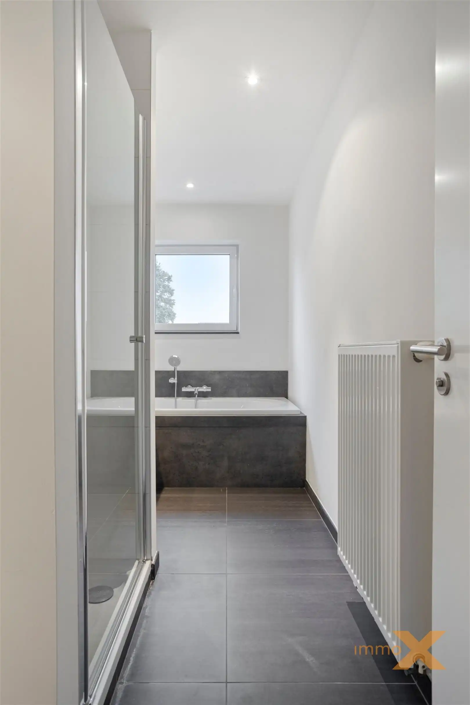 RECENTE INSTAPKLARE LICHTRIJKE RUIME WONING foto 17