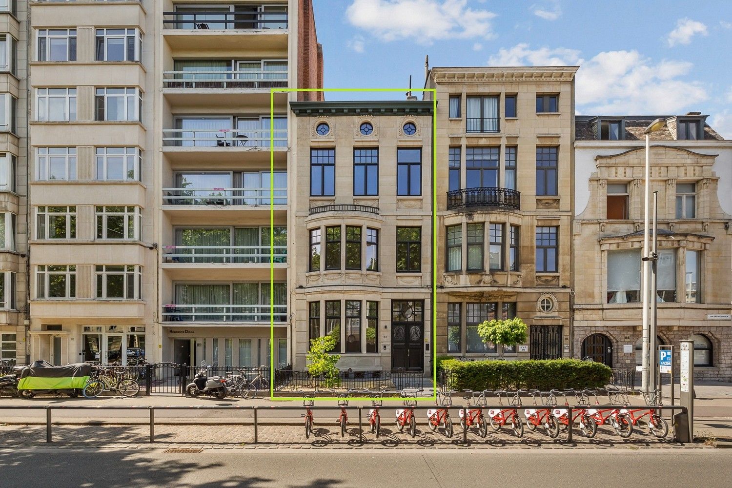 Prestigieuze en totaalgerenoveerde herenwoning (EPC B!) in eclectische stijl met zalige stadstuin op toplocatie aan de Jan Van Rijswijcklaan foto {{pictureIndex}}