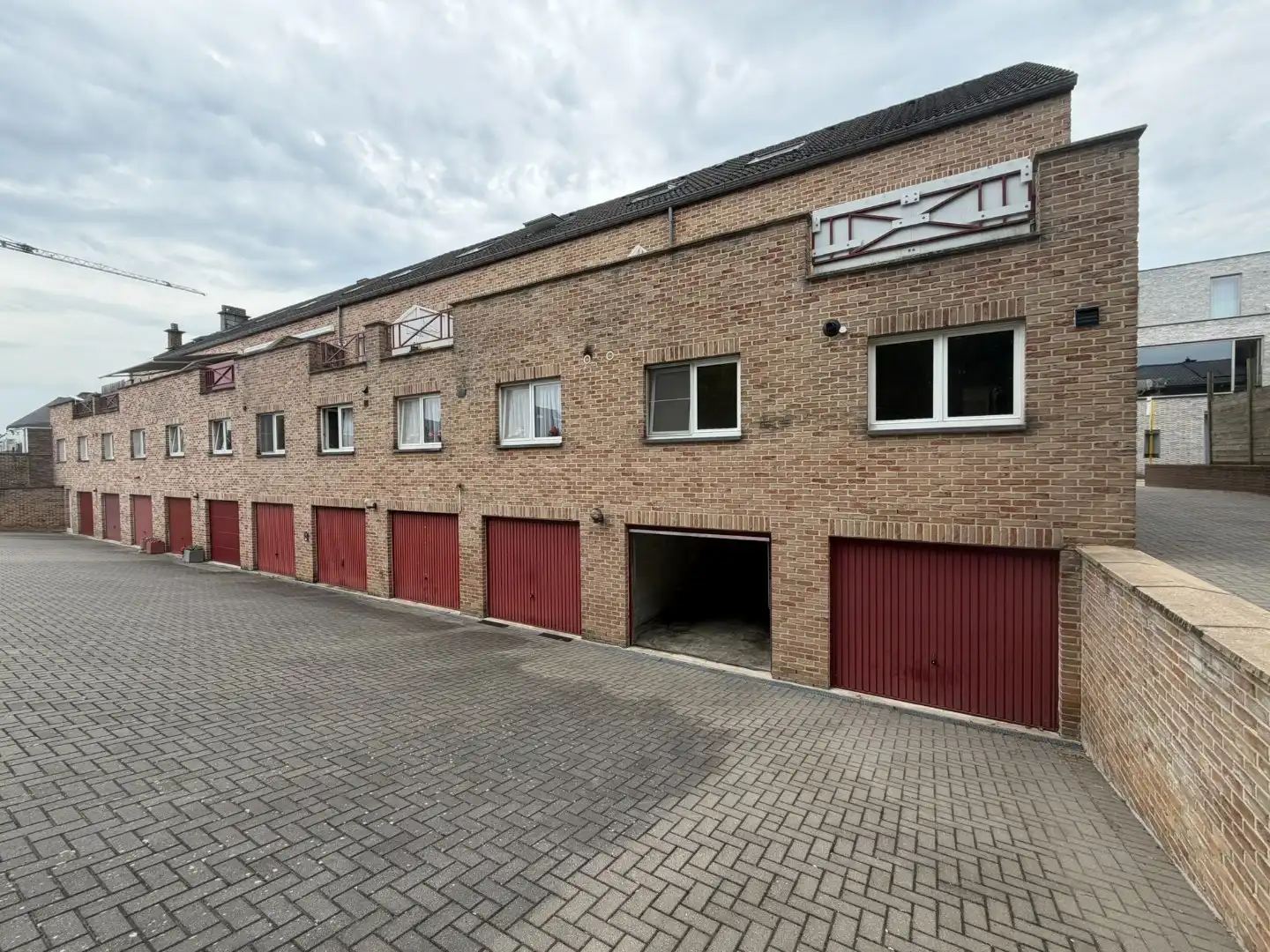 Netjes gerenoveerd 1-slaapkamer appartement met ruime kelder en inpandige garage foto 25