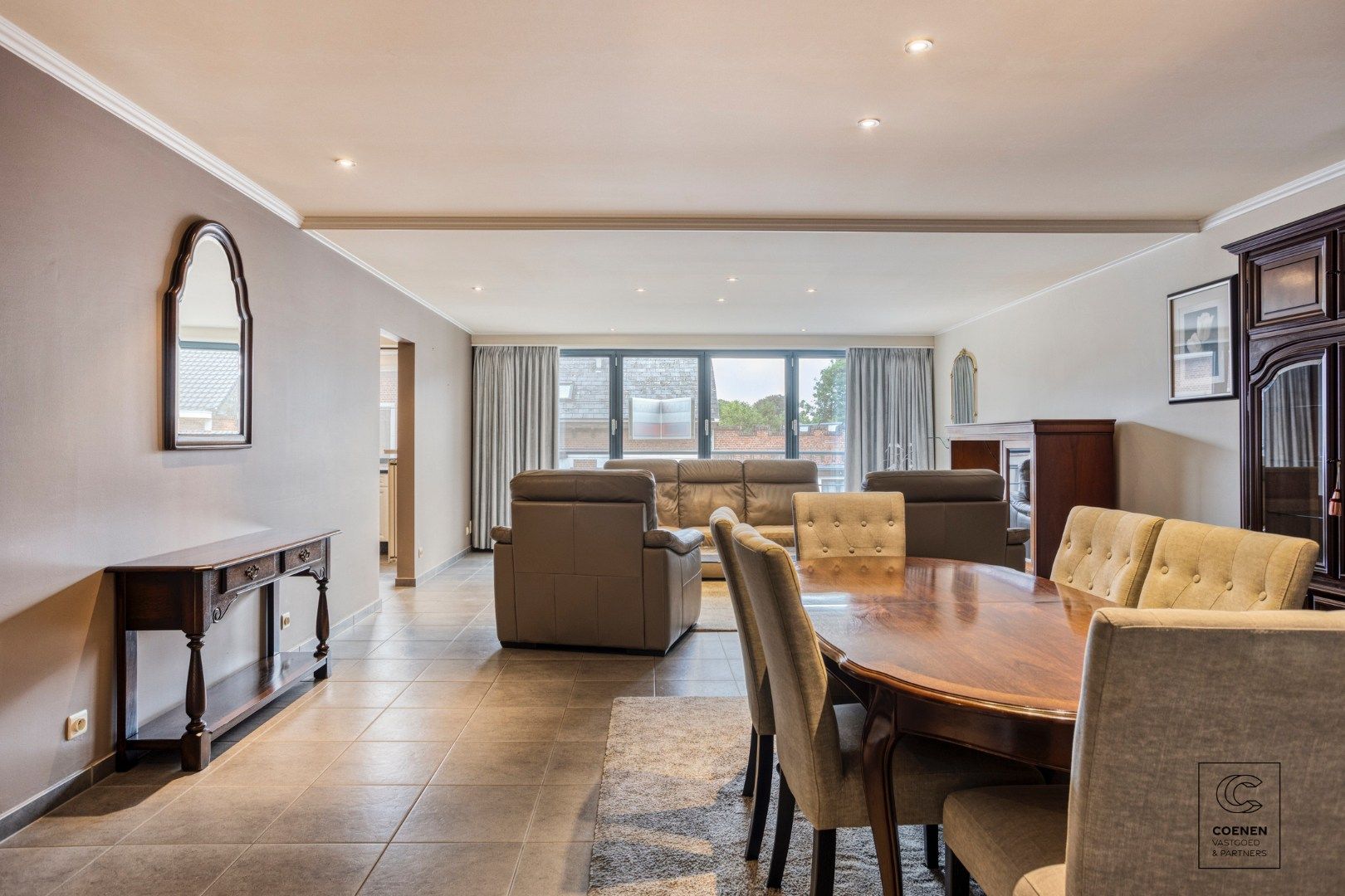 Instapklaar appartement van 124 m², 3 slpk's en terras op een toplocatie te Kontich! foto {{pictureIndex}}