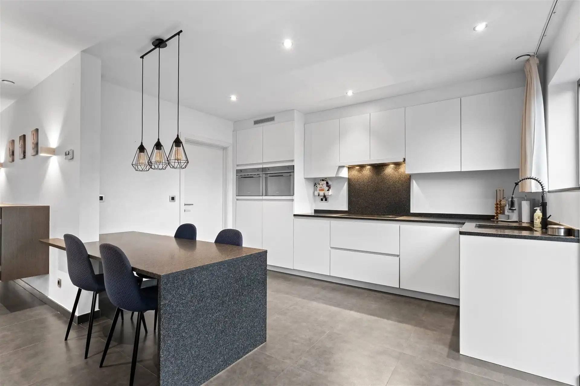 Recente halfopen bebouwing uit 2010, instapklaar met tuin en zwembad. foto 8