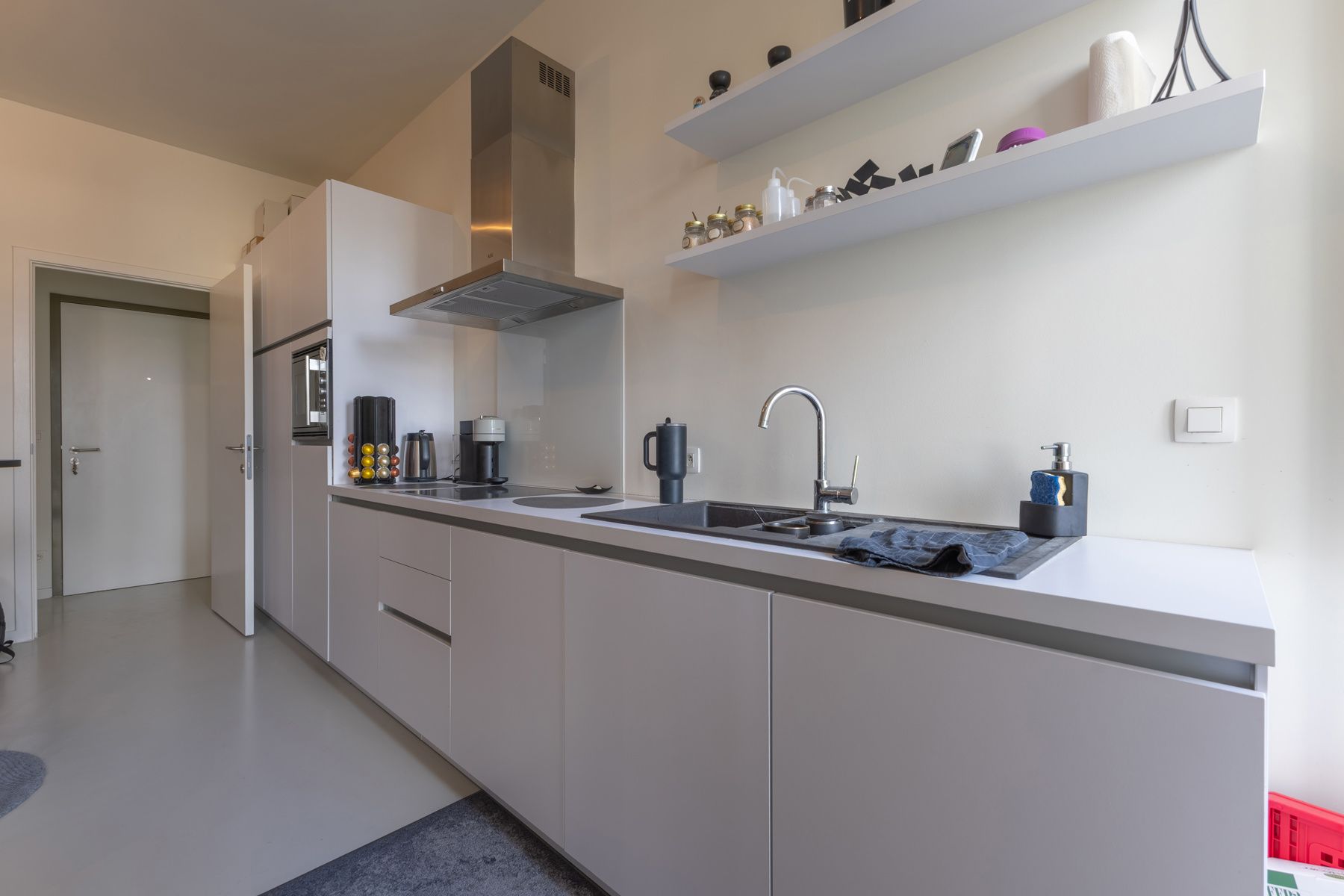 Recente studio met leuk terras en kelder foto 5