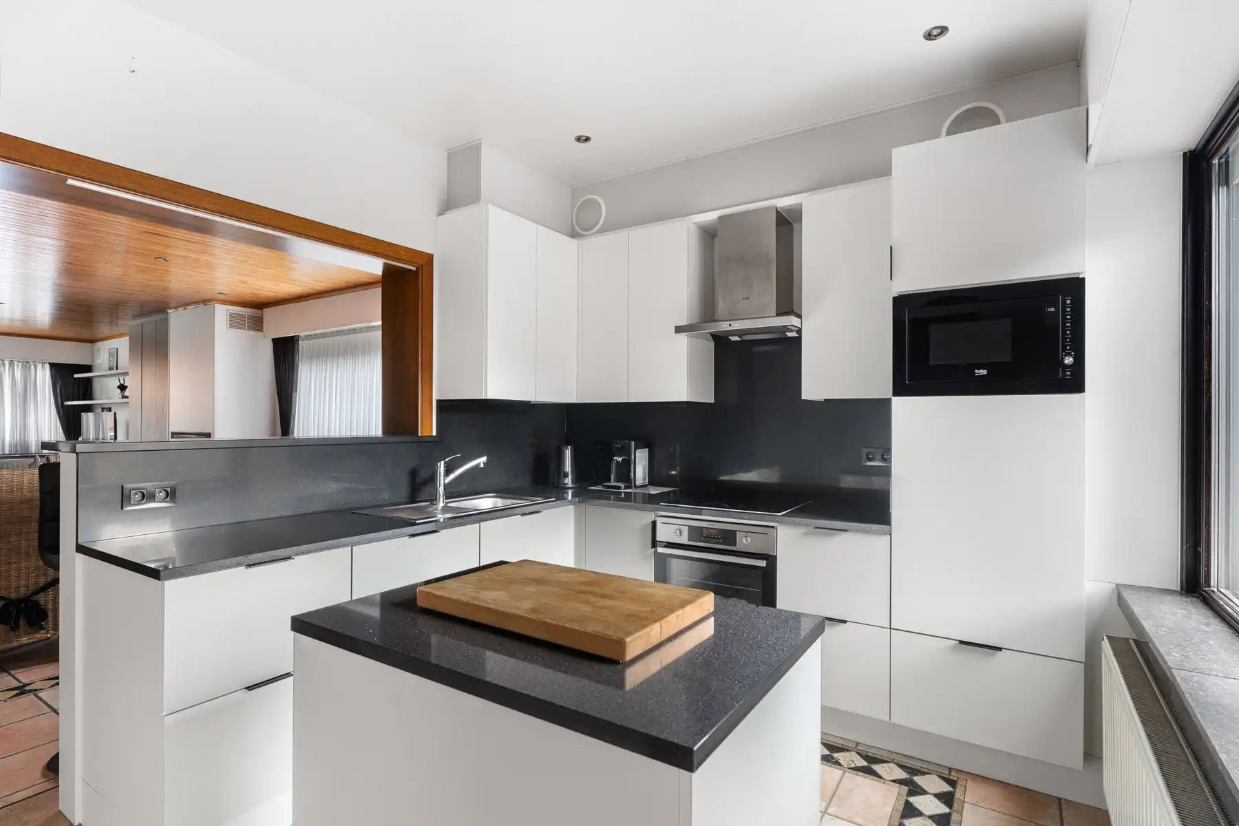 Lichtrijke woning met ruime indeling en sterk potentieel foto 8