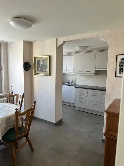 Ruim appartement met prachtig zicht op het marktplein in hartje Neerpelt! foto 6