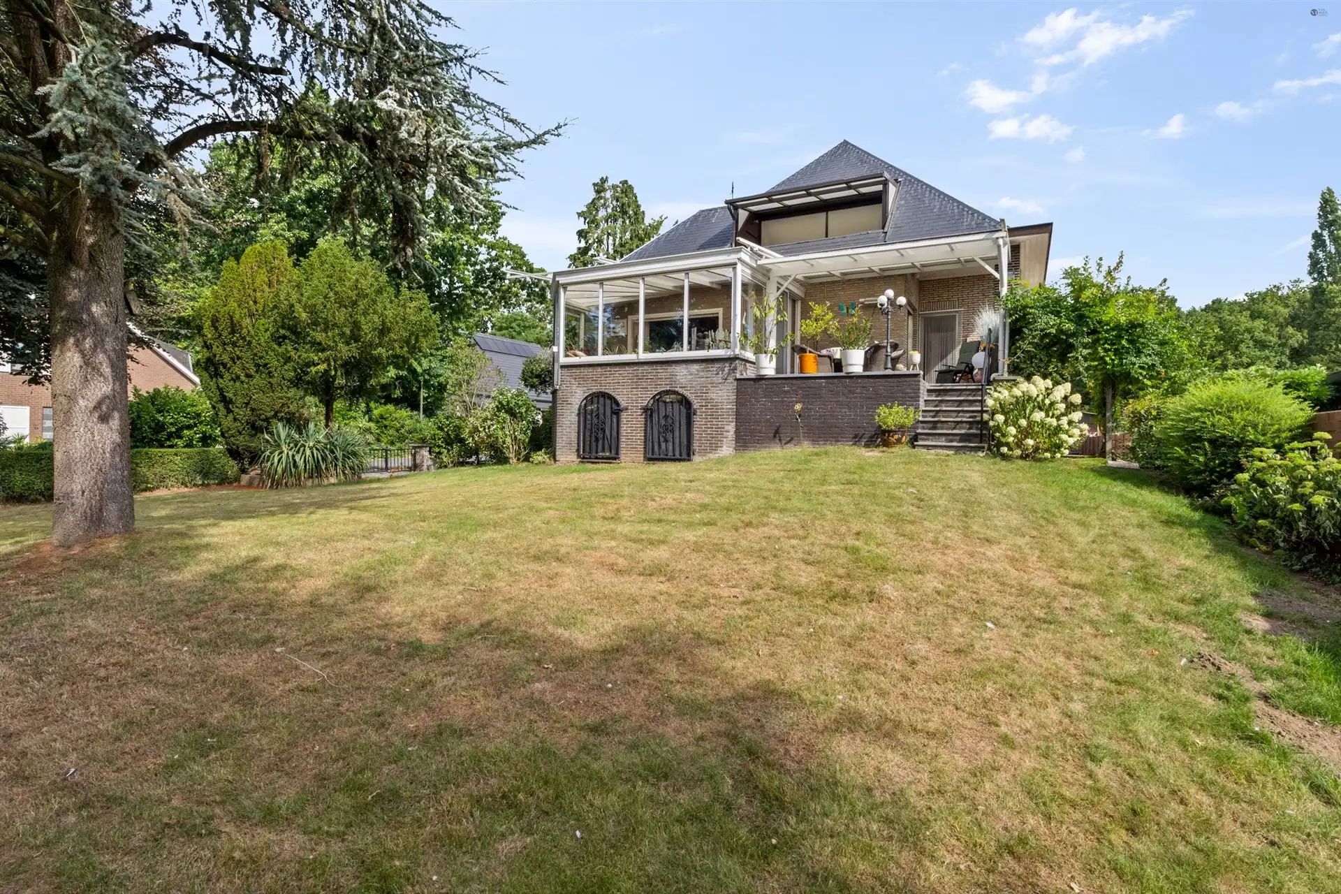 Riante villa op een mooie en rustige locatie. foto {{pictureIndex}}