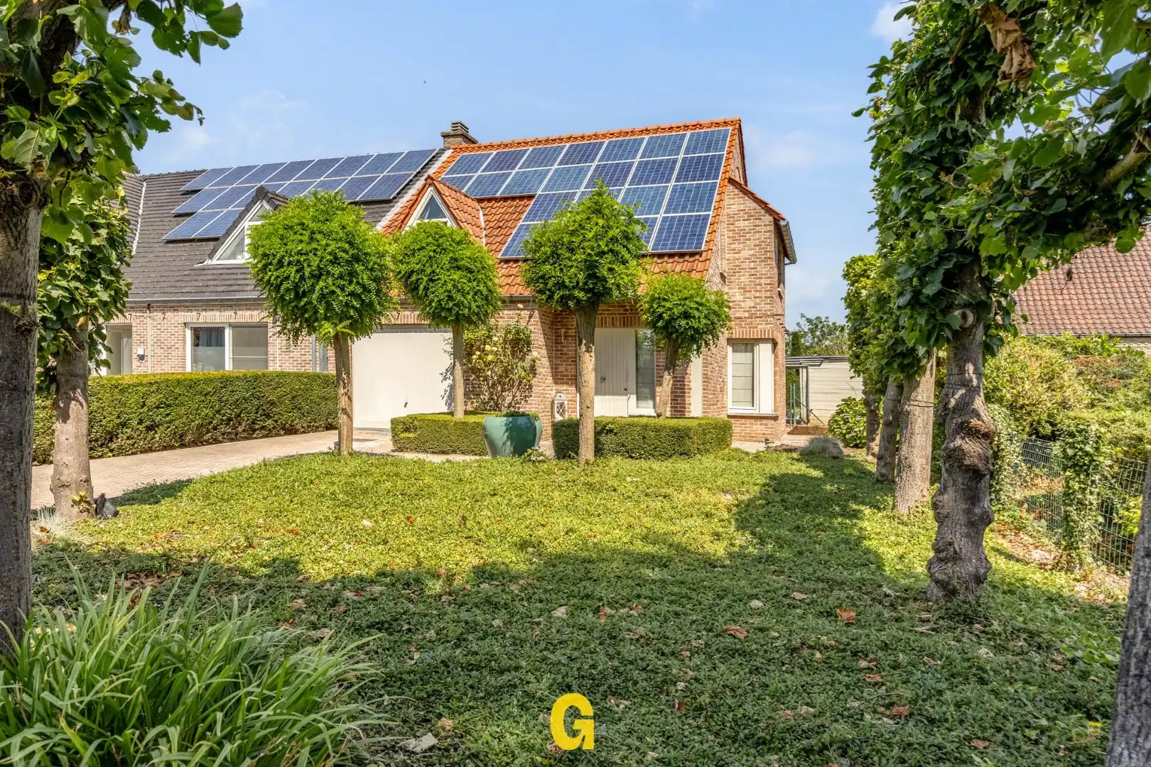 Halfopen woning met prachtige tuin met zwembad en blijvend zicht op achterliggend groen foto {{pictureIndex}}