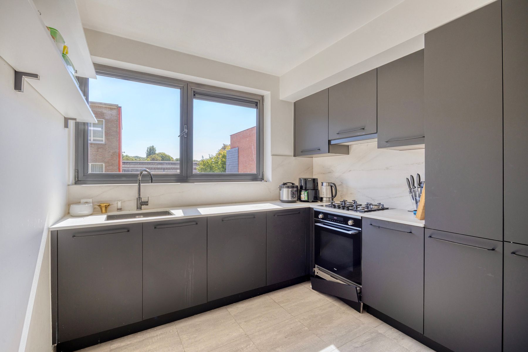 Instapklaar appartement met 2 slaapkamers, aangenaam terras foto 8