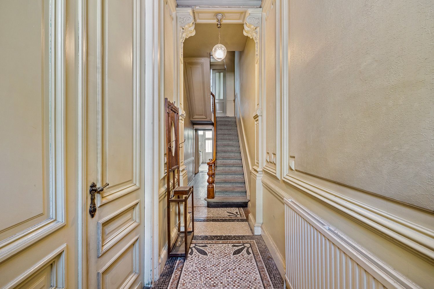 Hoofdfoto van de publicatie: MATCHED: kevin@wellimmo.net voor meer info! Majestueuze en te renoveren herenwoning  (240m² bewoonbaar) met uitzonderlijke tuin op topligging te Zurenborg