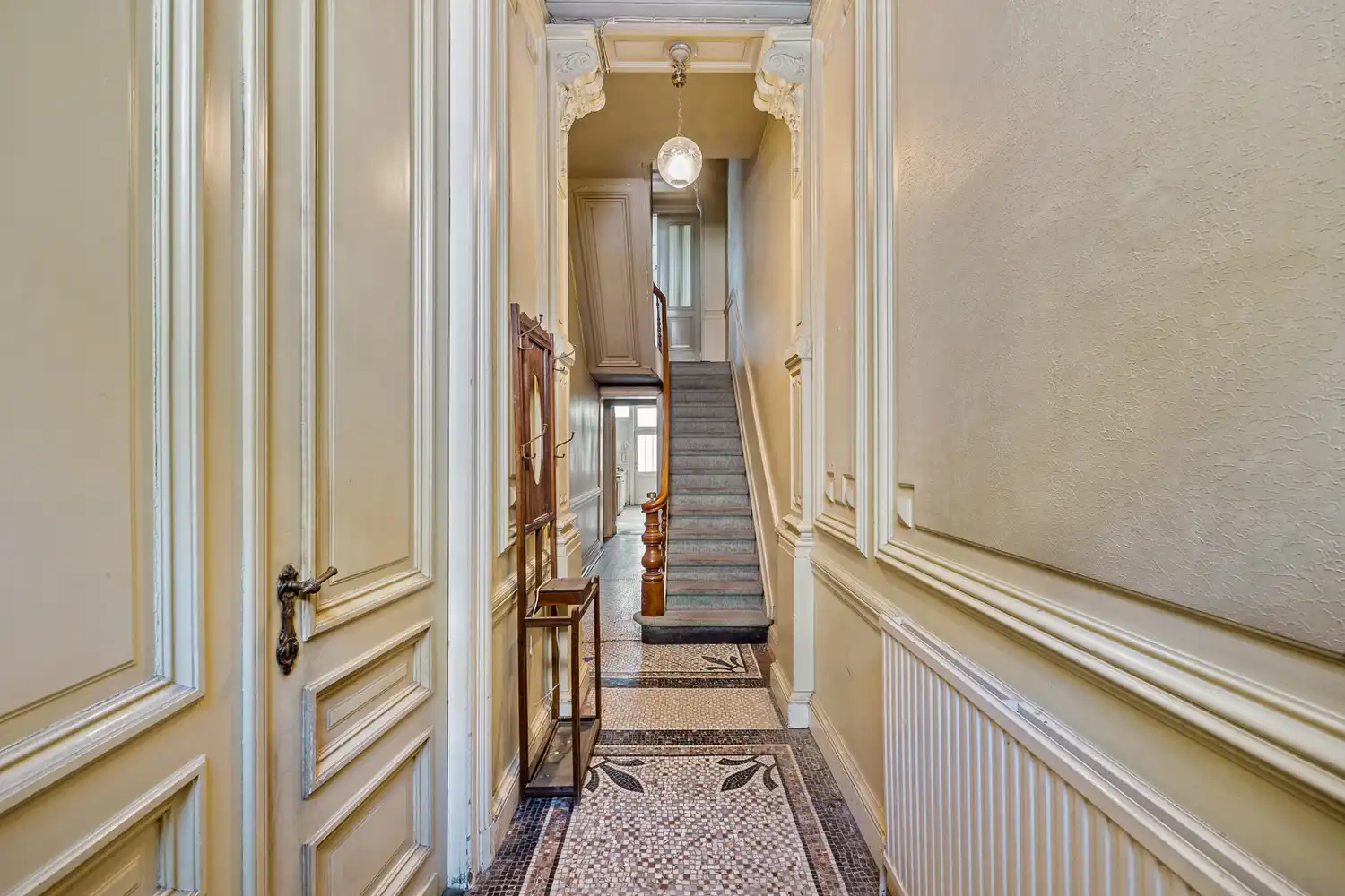 Hoofdfoto van de publicatie: MATCHED: kevin@wellimmo.net voor meer info! Majestueuze en te renoveren herenwoning  (240m² bewoonbaar) met uitzonderlijke tuin op topligging te Zurenborg