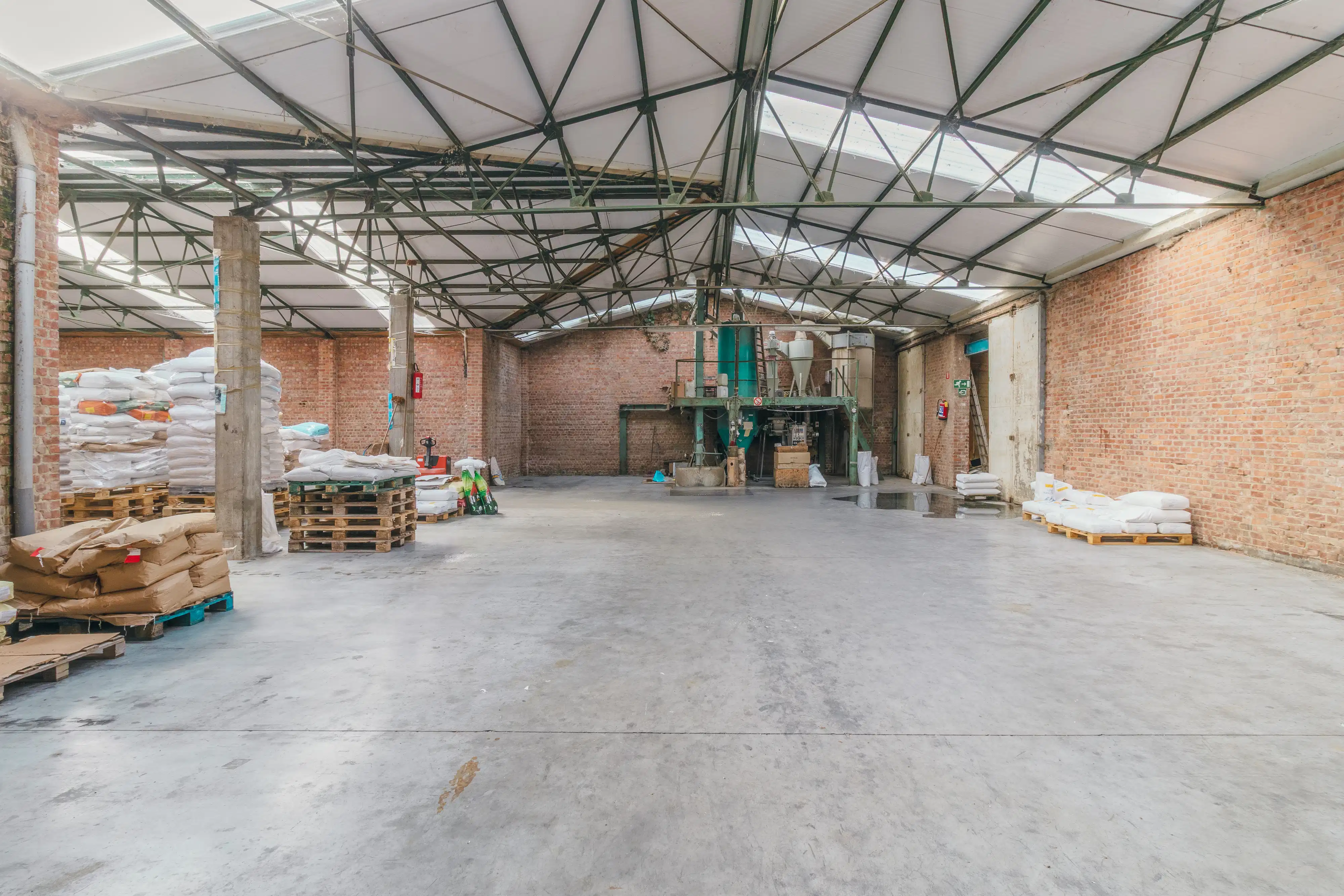 Magazijn met achterliggende grond nabij het dorpscentrum foto 3