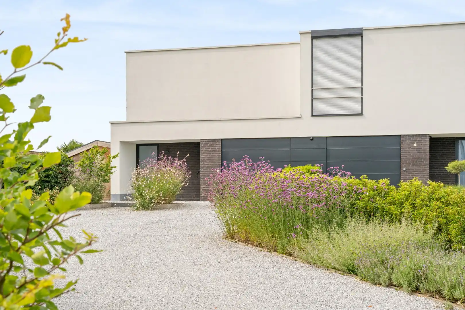 Recente en energiezuinige woning met 3 slaapkamers, ruime garage en tuin. foto {{pictureIndex}}