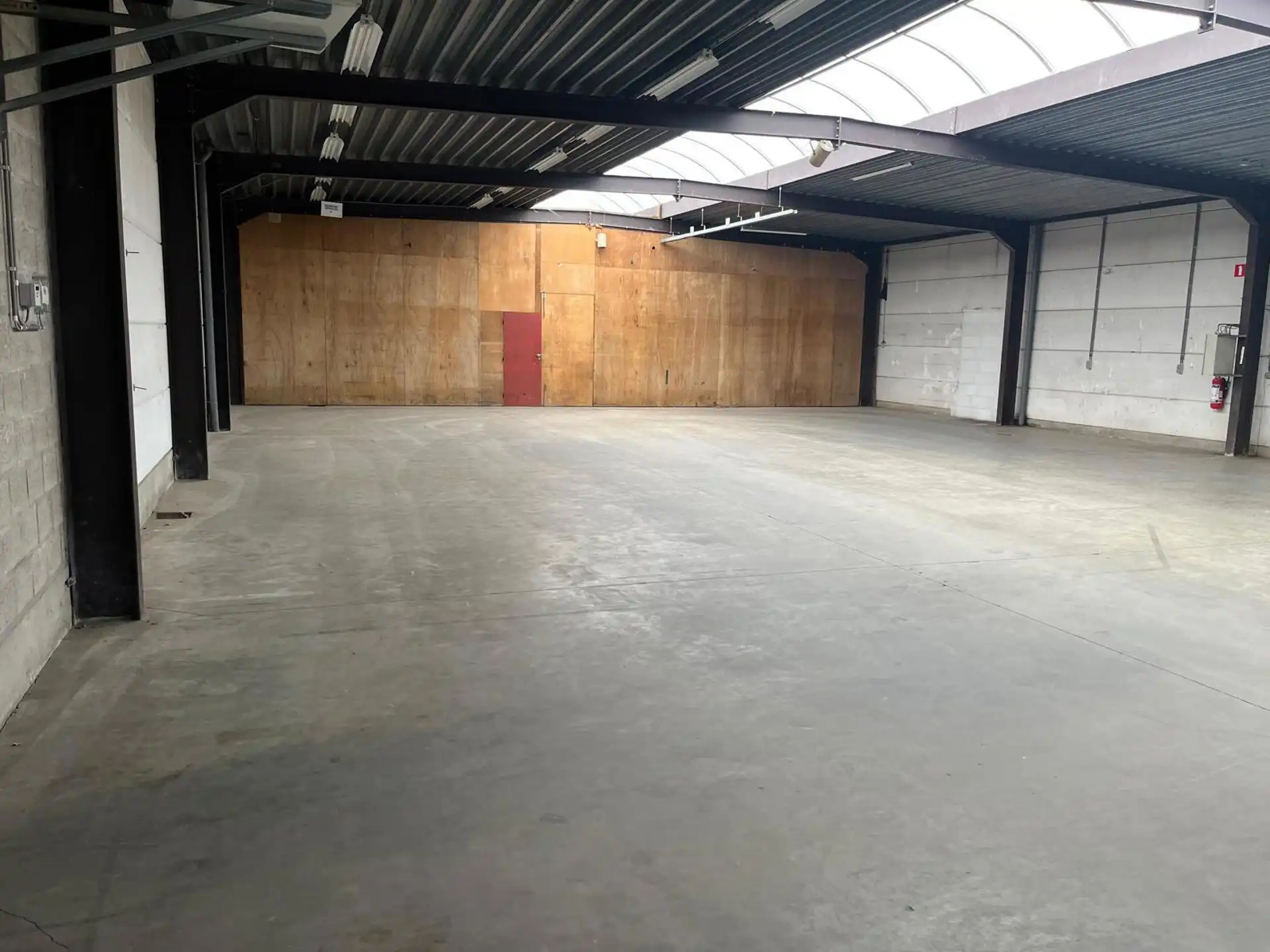 Magazijn 1020m² met kantoor te huur  foto 6