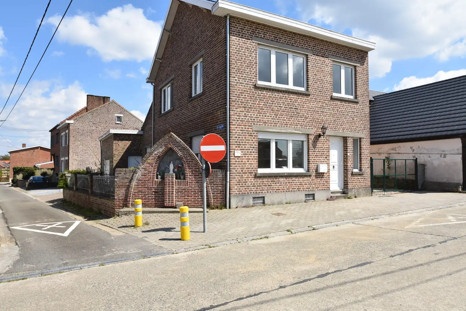 Fris en luchtig gerenoveerde woning met drie slaapkamers, terras, en garage, inbegrepen de stroom via zonnepalen.  foto 4