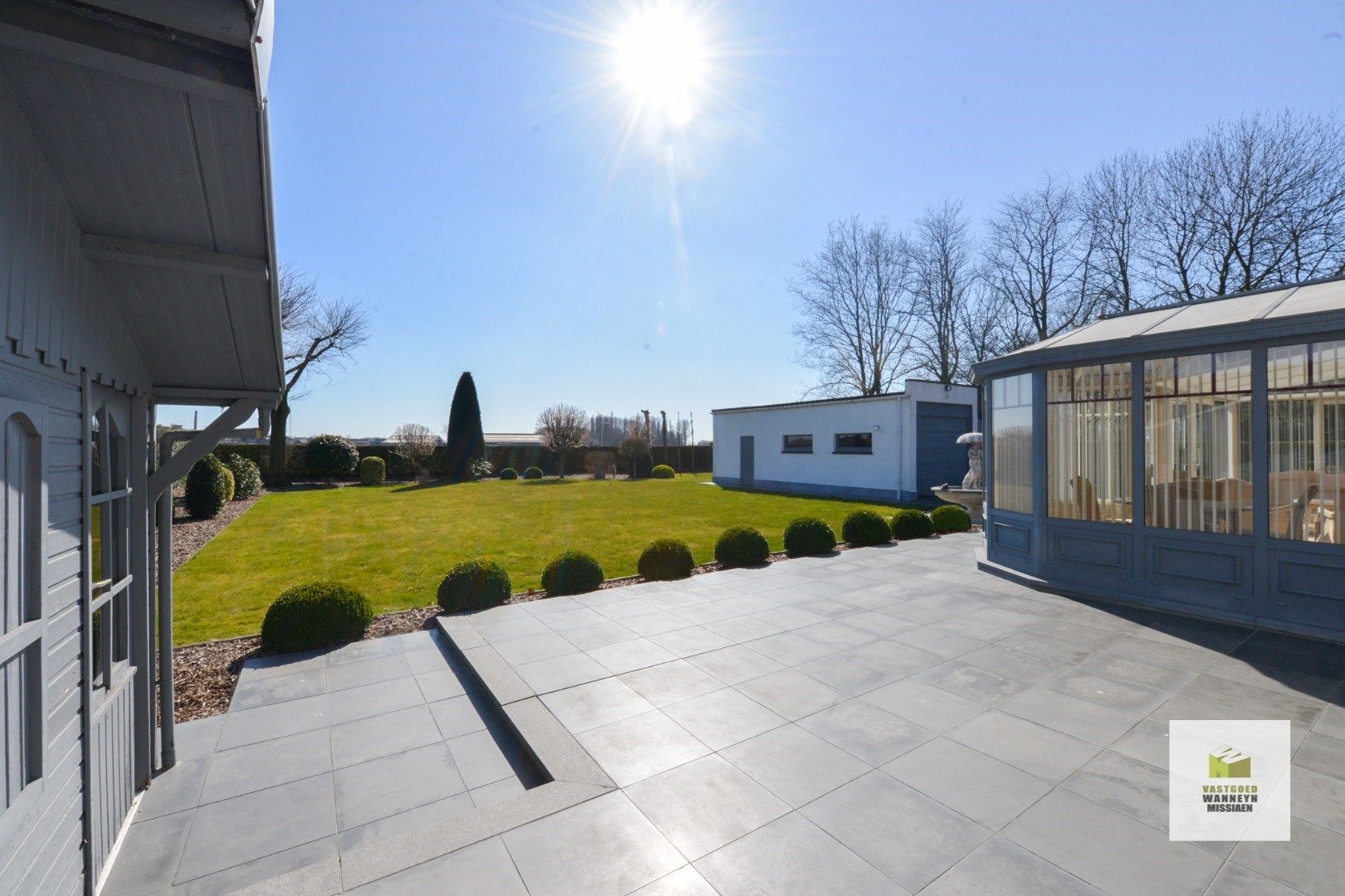 Verzorgde villa met 4slpk, zuidgerichte tuin en garage op 1.360m2 aan de rand van de Lakebossen foto 3