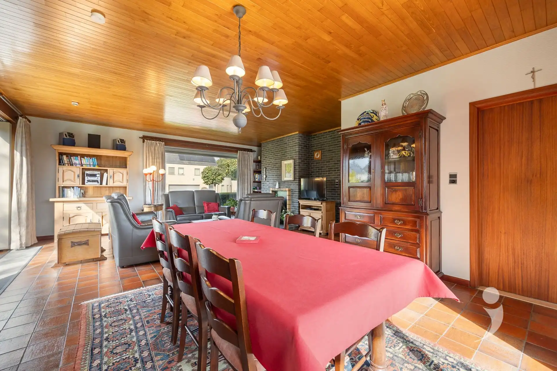 Ruime bungalow op een mooi perceel! foto 8