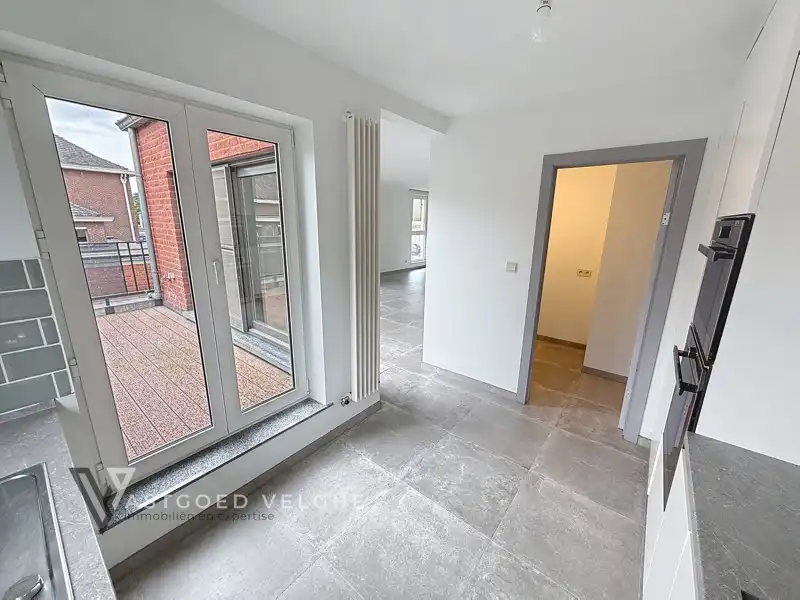 Centraal gelegen duplex appartement met 3 slaapkamers, 2 terrassen en private tuin ! foto 8