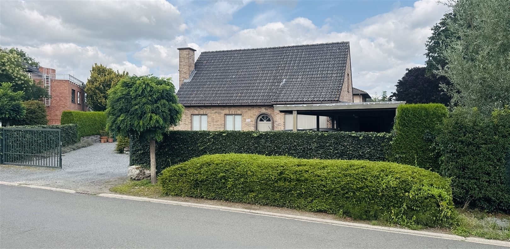 Ruime open bebouwing met grote tuin & bijgebouwen in Stekene foto {{pictureIndex}}