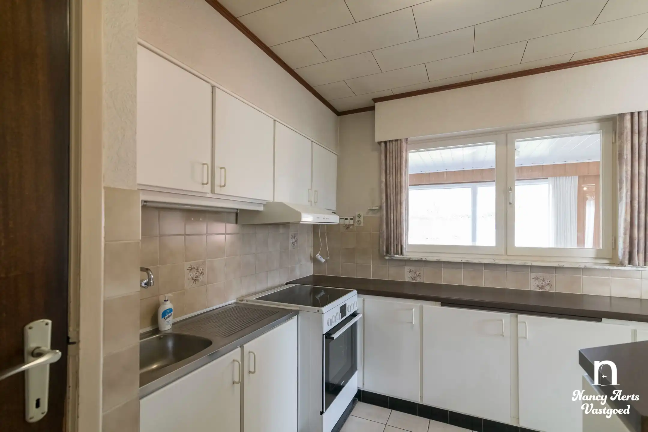 Karaktervolle woning met groene tuin in een rustige straat foto 42