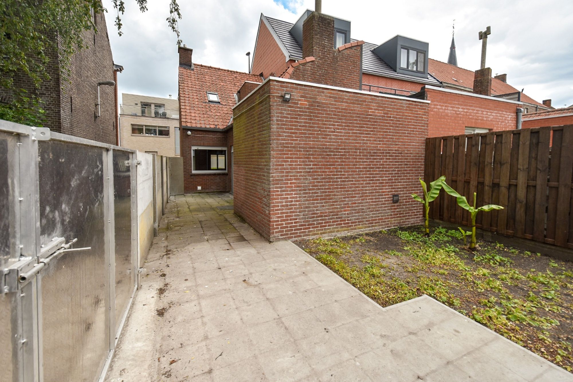 Te vernieuwen 3 slpk woning met tuin en garage in centrum Knesselare foto 4