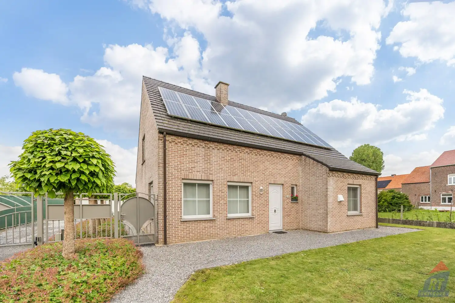 Hoofdfoto van de publicatie: Instapklare open bebouwing met 4 slaapkamers, ruime tuin en dubbele garage in het groene Sint-Truiden