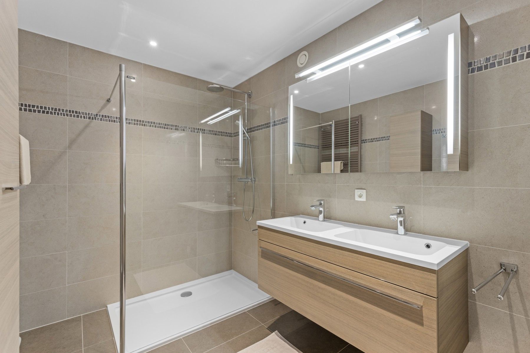 Ruim appartement met 2 terrassen en dubbele garage foto 9