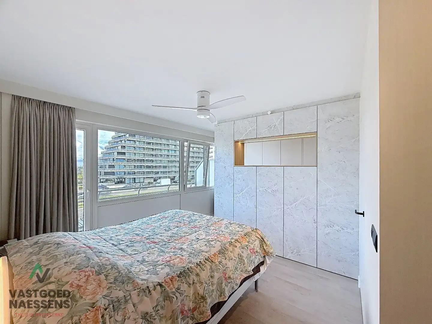 SCHITTEREND VERNIEUWD 3 SLPK APP MET ZICHT OP ZEE EN TERRAS foto 3