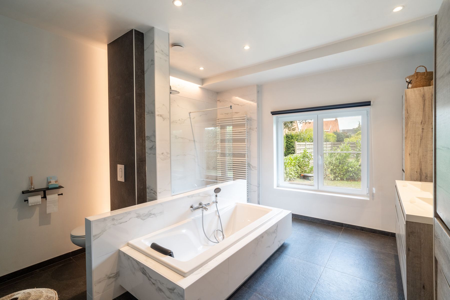Instapklare en gerenoveerde villa met 3/4 slps en bureau foto 17