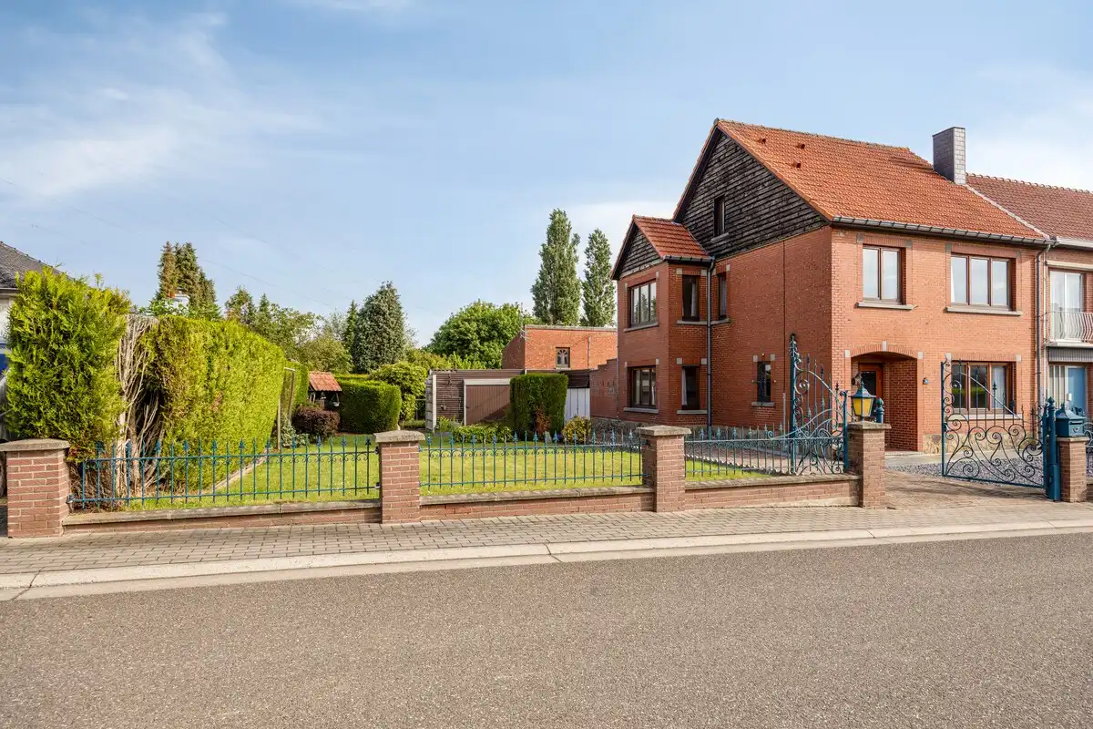 Te renoveren halfopen bebouwing met 3 slaapkamers op rustige locatie foto 2
