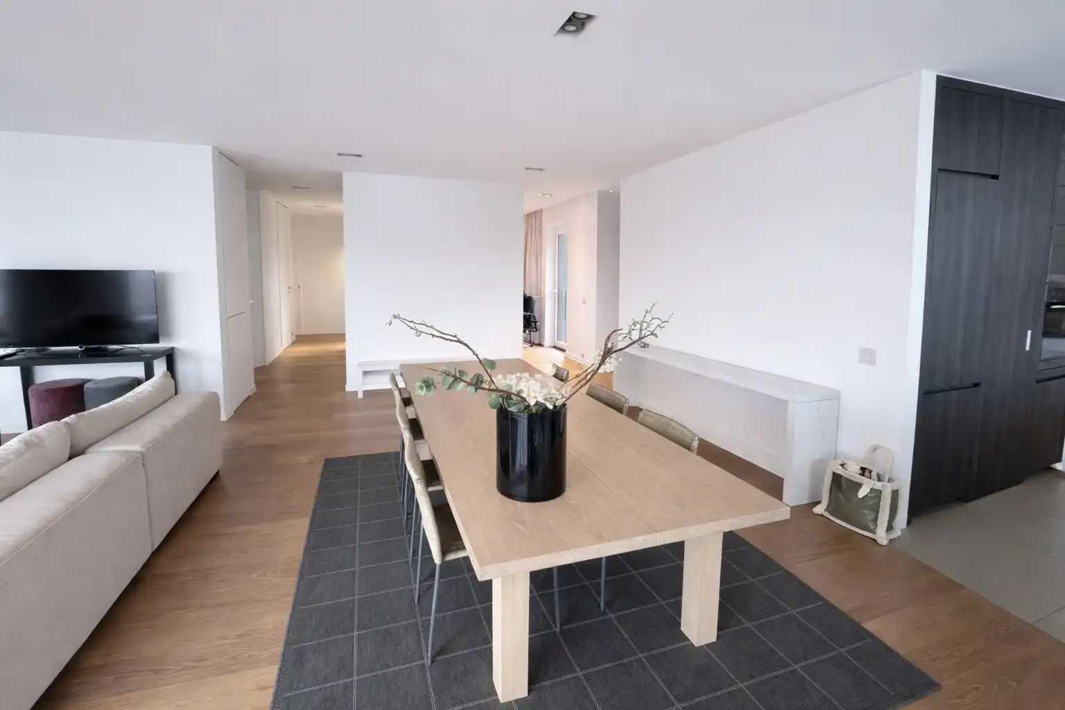 Ruim appartement met 3 slaapkamers, 2 badkamers en garage. foto 4