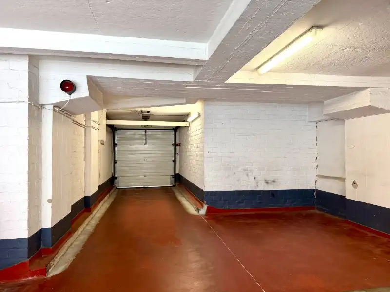 NIEUW GESCHILDERD APPARTEMENT MET DRIE SLAAPKAMERS EN GARAGE foto 18