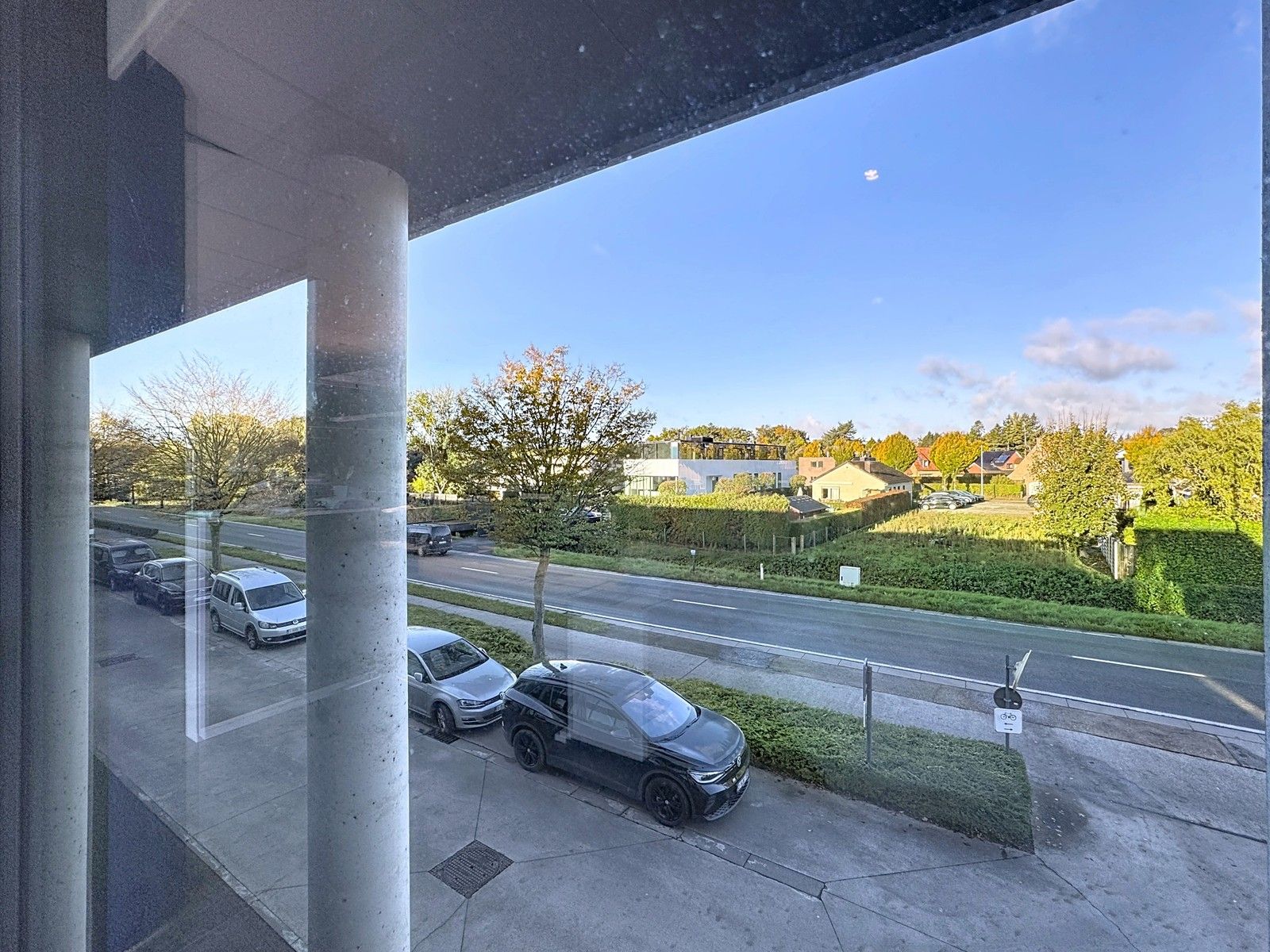 Exclusieve KANTOORRUIMTE (380 m²) met UITSTRALING op toplocatie (op 500m van autosnelwegen), voorzien van modern comfort en maximale zichtbaarheid te Loppem! foto 16