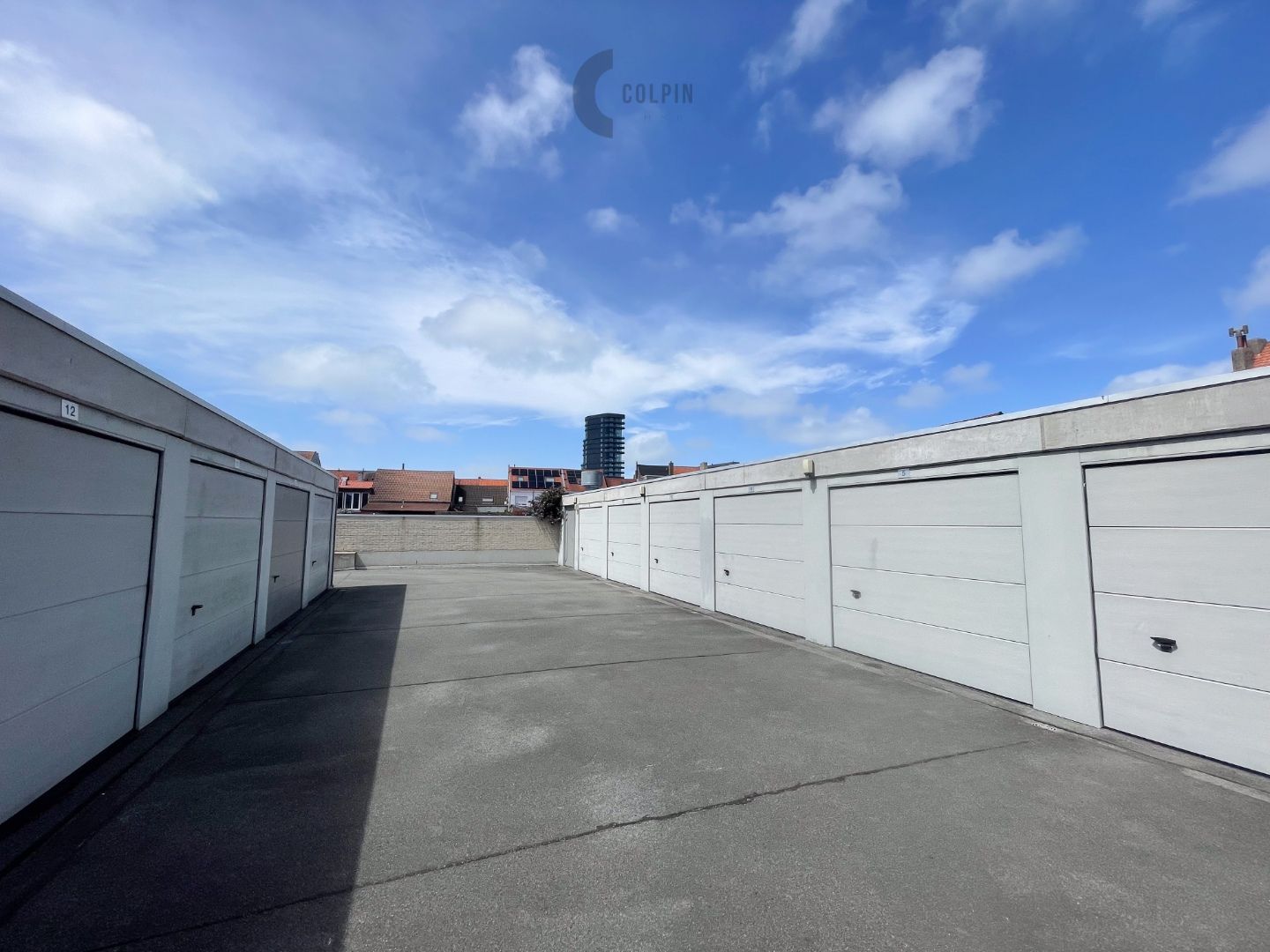 Afgesloten garagebox in garagecomplex op centrale ligging in Heist centrum foto 7