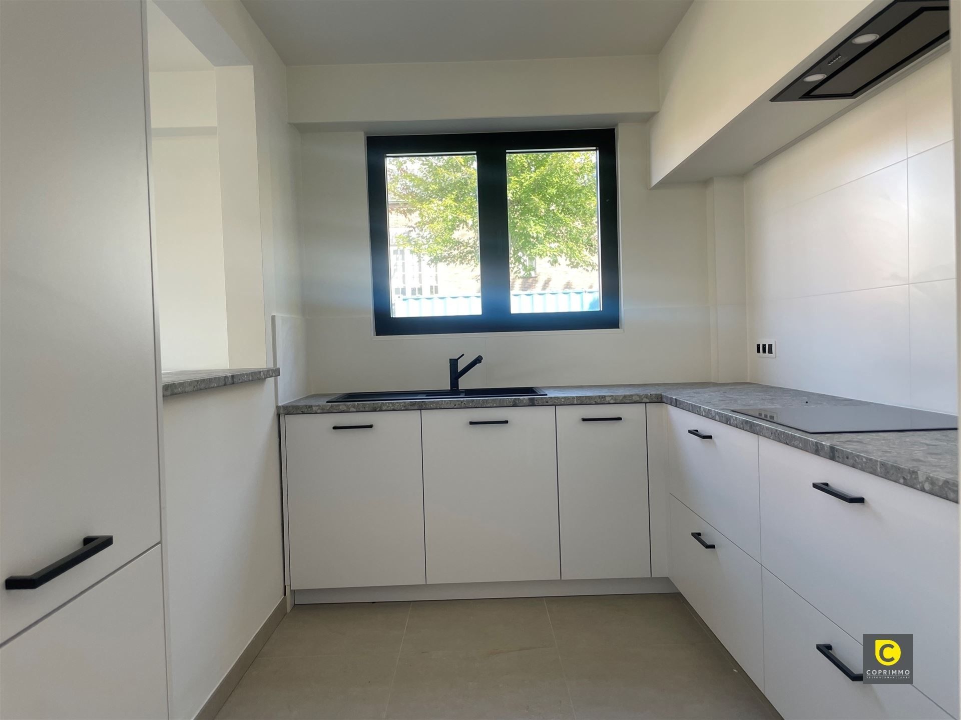 Gelijkvloers app. 2 slk, tuin en P  foto 5