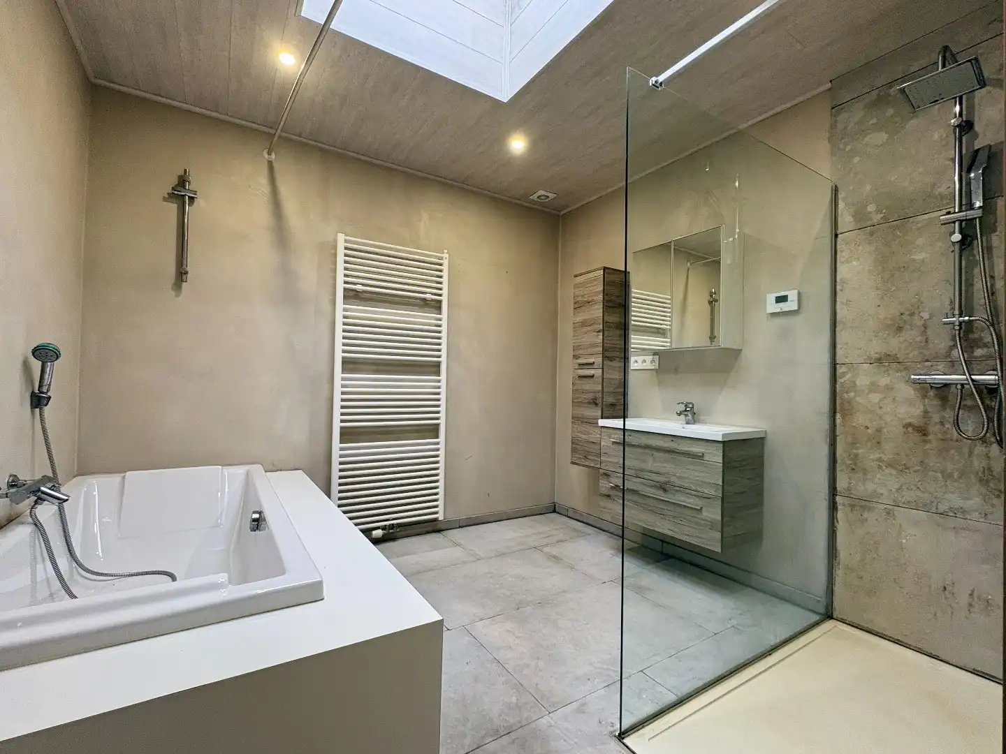 Totaal gerenoveerde woning met 305 m² bew. Opp., 4slks + gelijkvloerse kamer. foto 9