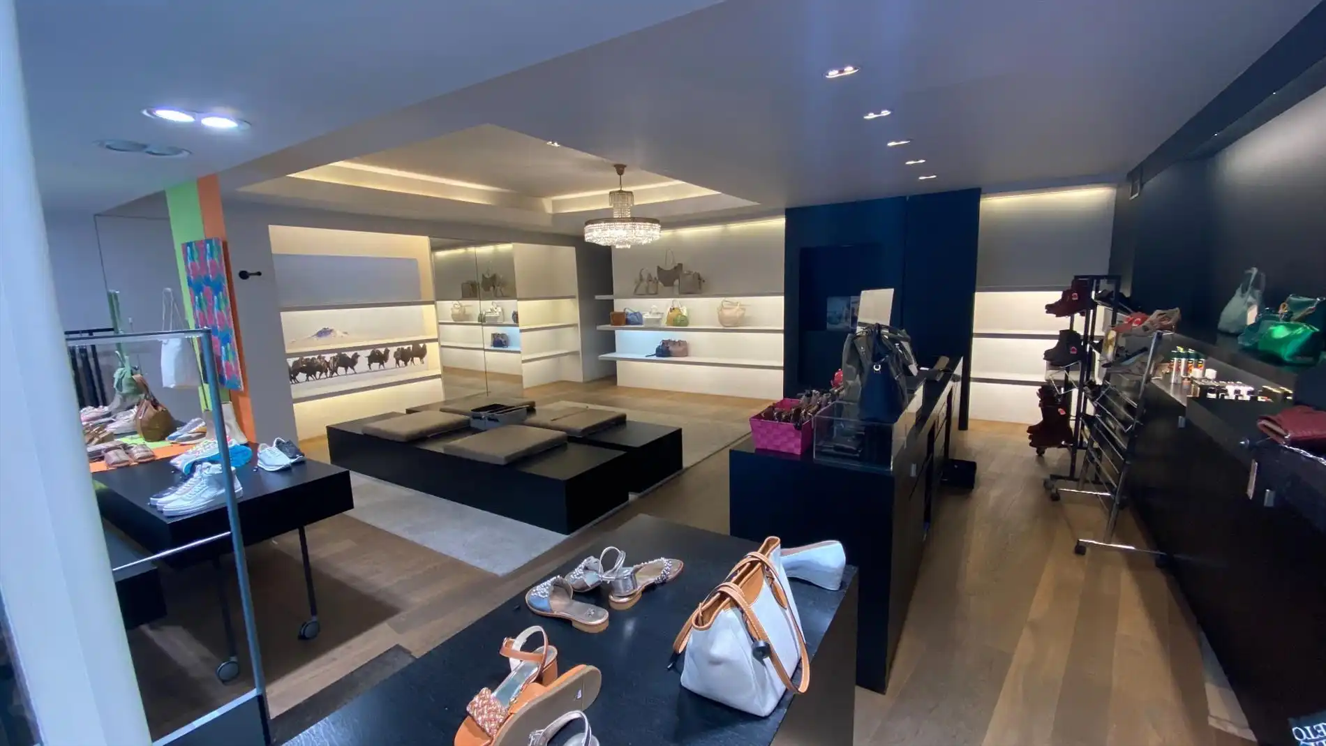 Dit prachtige handelspand bevindt zich op een toplocatie in Lokeren, in de Kerkstraat foto 3