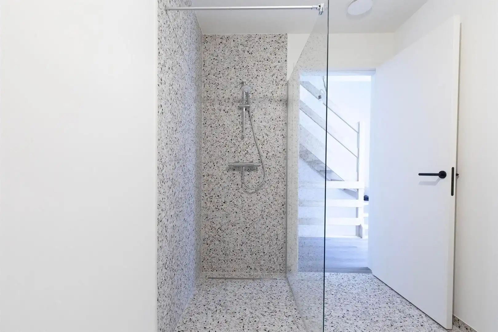 Volledig afgewerkte nieuwbouwwoning MOGELIJKS 6% BTW !! foto 13