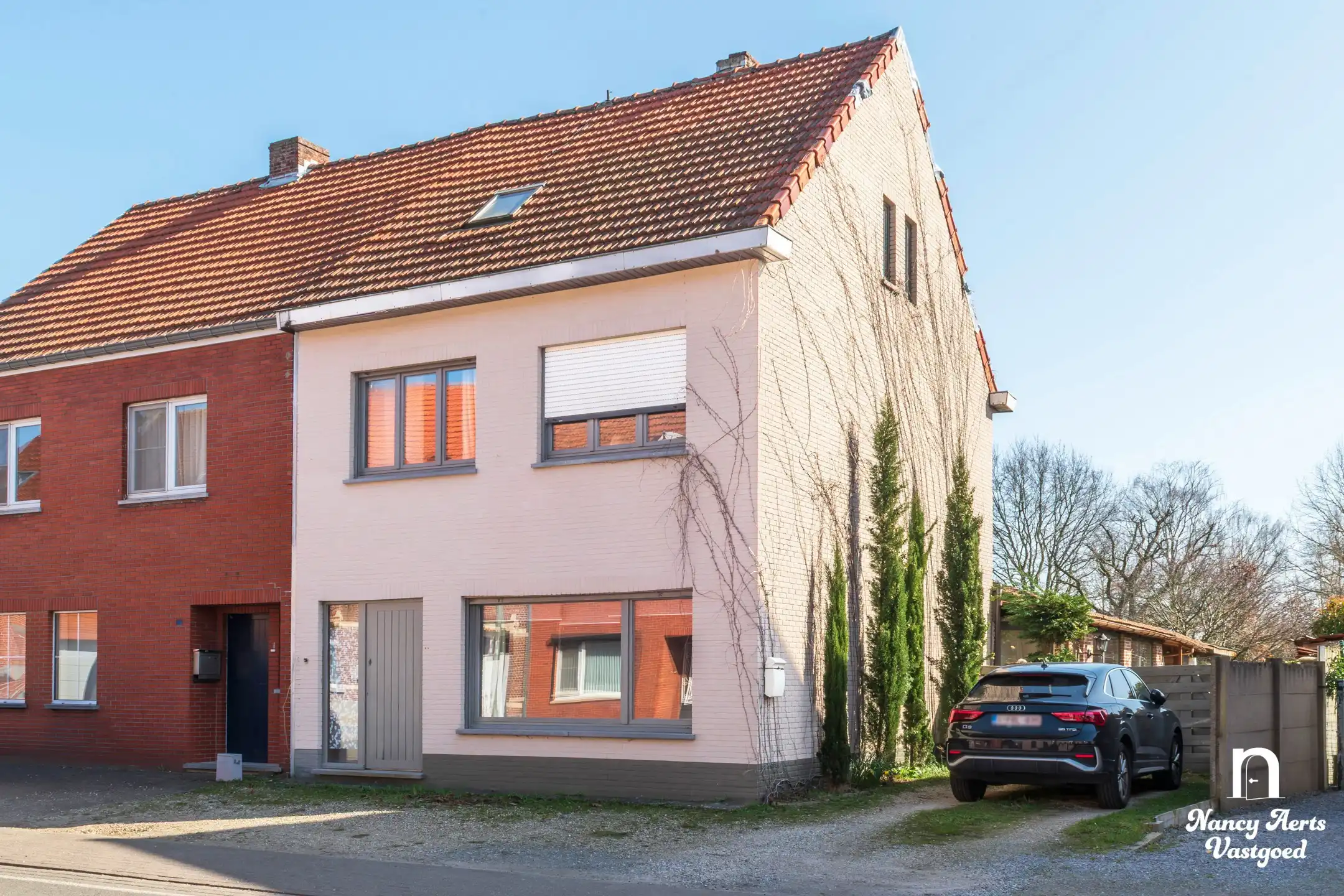 Hoofdfoto van de publicatie: Ruime halfopen woning met tuin en veel potentieel