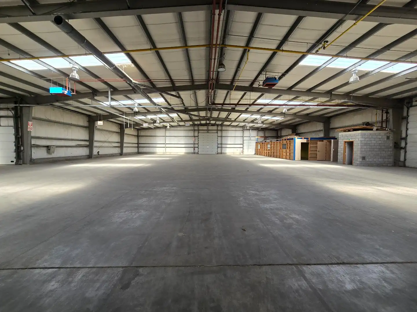 Ruime magazijn-/bedrijfsruimte van ca. 1.200 m² met 5 sectionaalpoorten en 3 laadkades op goed bereikbaar industrieterrein foto 3