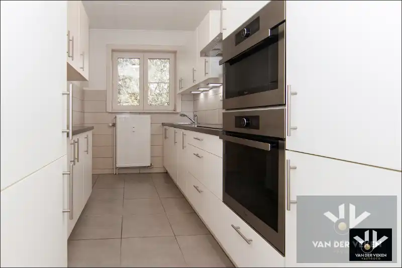 Lichtrijk en instapklaar hoekappartement met 3 slpks en ondergrondse garagebox op een TOP locatie foto {{pictureIndex}}