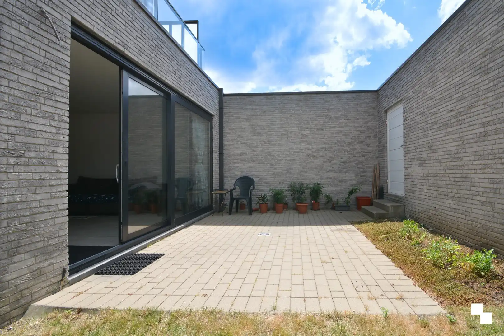 Recent, gelijkvloers appartement te Westrozebeke foto 2